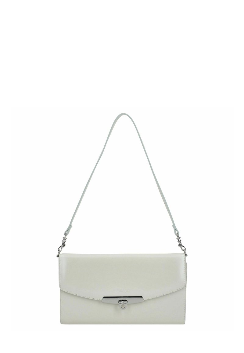 Witte leren clutch met klepsluiting, zilverkleurige hardware en een afneembare riem. Gladde textuur met minimalistisch ontwerp.