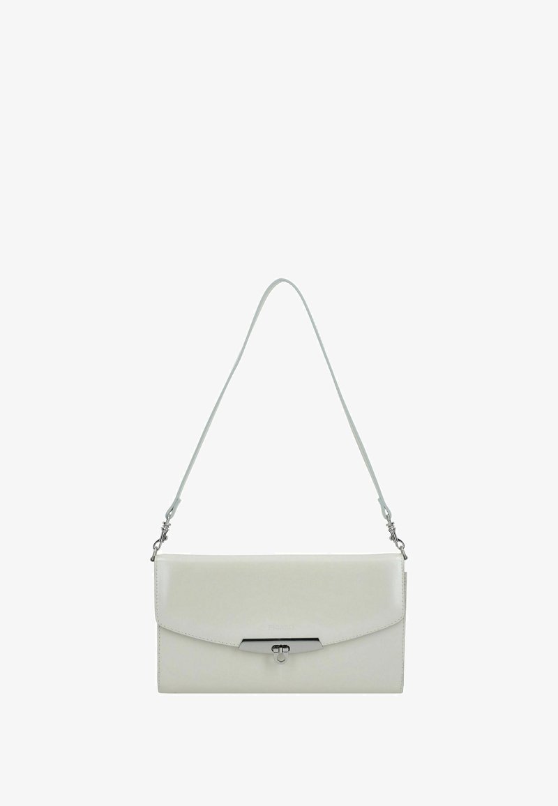 Witte leren clutch met klepsluiting, zilverkleurige hardware en een afneembare riem. Gladde textuur met minimalistisch ontwerp.