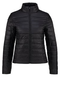 Sort quiltet jakke med høj krave, fuld frontlynlås og lange ærmer. Stoffet virker glat og letvægts, hvilket fremhæver isoleringen.