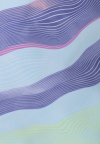 Mönstrad tyg med vågiga linjer i nyanser av blått, lila och grönt, med subtila vita ränder som skapar en texturerad yta.