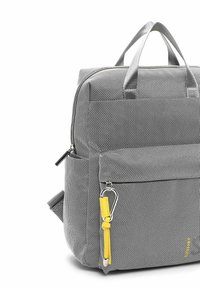Grijze rugzak met structuur, twee bovenste handvatten, voorvak met ritssluiting, gele accentriem en een modern ontwerp. Geschikt voor dagelijks gebruik.