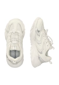 Weiße Sportschuhe mit Obermaterial aus Mesh und synthetischem Leder, reflektierenden silbernen Akzenten, dicke gepolsterte Sohle und Schnürdesign.