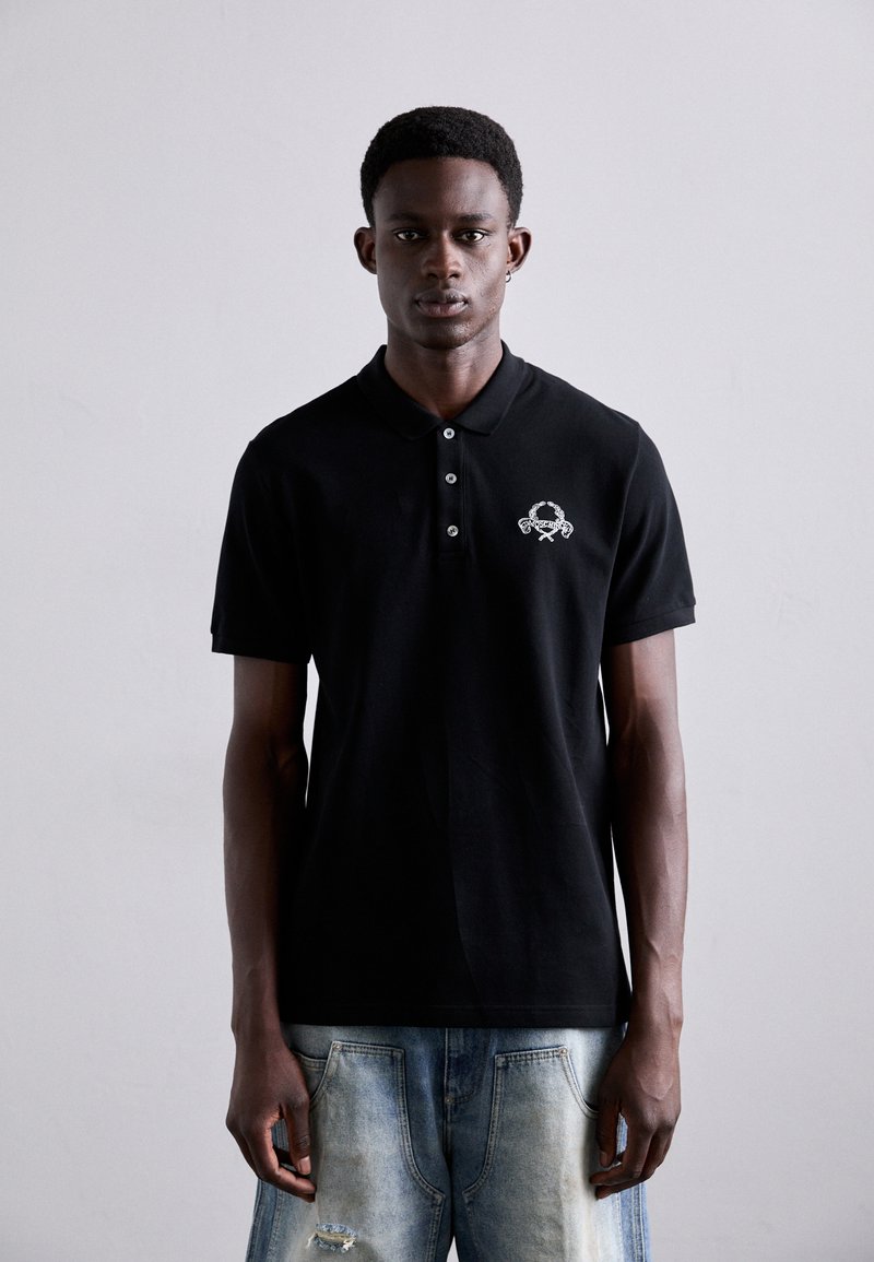 Svart polo skjorte har klassisk krage og tre-knappers placket, med et broderi på venstre bryst og korte ermer.