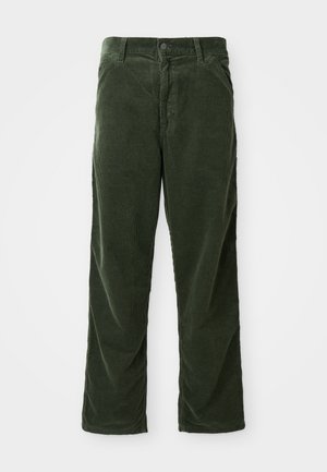 Pantalon en velours côtelé vert foncé avec une coupe droite, présentant des côtes verticales subtiles, une fermeture à bouton et des passants de ceinture à la taille.