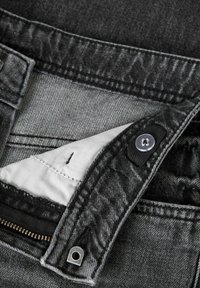 Vaqueros de mezclilla negra con cremallera, cierre de botón y forro interior blanco. La tela tiene una textura ligera con detalles de costuras visibles.