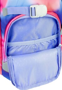Zaino multicolore con una sfumatura di rosa e blu. La tasca interna è di un leggero viola con una texture liscia e un motivo sottile.