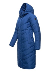 Zils pūkains mētelis ar kapuci, kas izceļas ar diagonālu izšuvumu, divām sānu kabatām un apaļu logo kreisajā piedurknē.