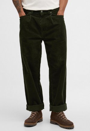 Dunkelgrüne Cordhosen mit geradem Schnitt, ausgestattet mit einem Knopfverschluss, zwei vorderen Taschen und umgeschlagenen Säumen.