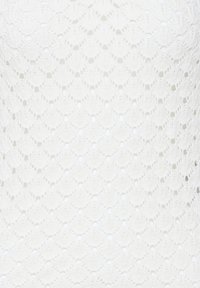 Tissu blanc avec un motif crochet répété de formes en losange et de petits trous circulaires partout.