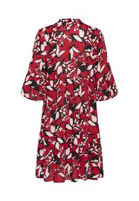 Robe florale rouge avec des accents noir et blanc, présentant des manches courtes évasées, un design à volants et une texture de tissu léger.