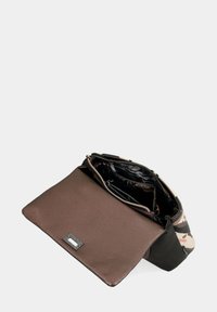 Borsa a mano in pelle marrone con una texture a ciottoli e una parte superiore in tessuto stampato. Presenta una chiusura a zip e un accento nero su un lato.