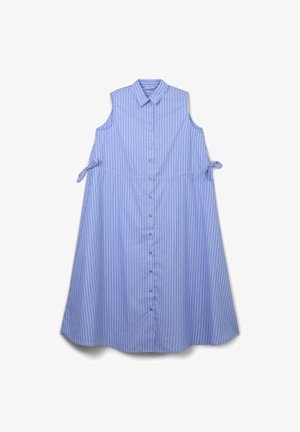 Robe bleu clair sans manches avec des rayures blanches verticales, fermeture à boutons sur le devant, col, et nœuds latéraux pour un ajustement réglable.