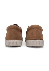 Hnědé semišové boty s kulatými zadními částmi, šedé gumové podrážky s vroubkovanou strukturou. Interiér má barevně vzorované podšívky.