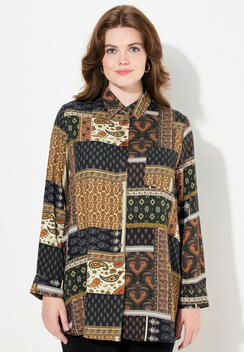 Camisa de manga larga con botones en un diseño de patchwork que presenta verdes oscuros, dorados, marrones y crema, con varios patrones y texturas intrincados.