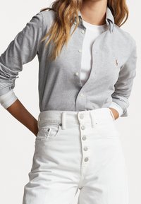 Grå skjorta med knappar i en bomullsmix, tillsammans med vida vita jeans av denim med hög midja, knäppning med knappar och fem fickor.