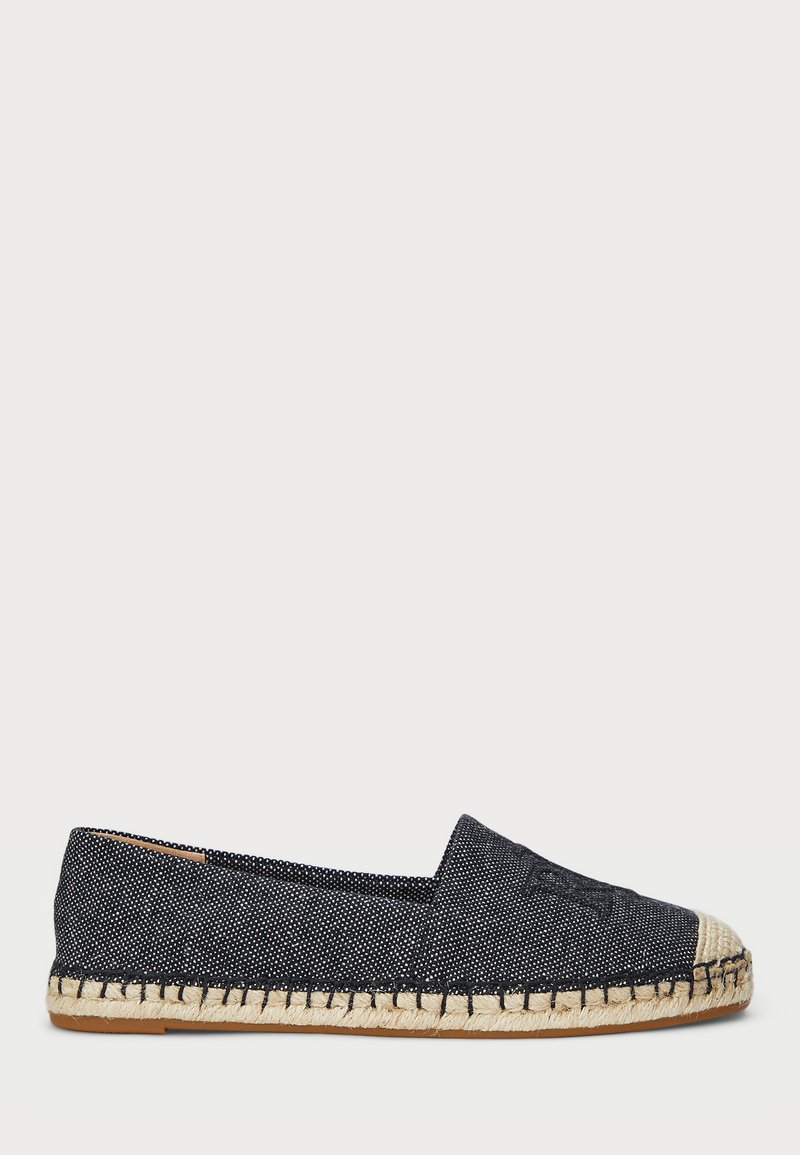 Espadrille z ciemnym tkaninowym wierzchem, okrągłą czapką toe z jutowego sznurka oraz plecioną podeszwą z juty. Klasyczny styl bez zapięcia.