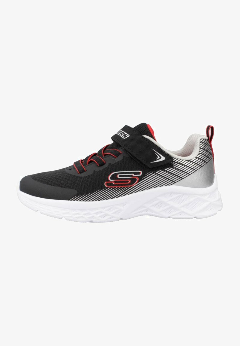 Chaussure de sport noire avec des accents rouges, tige en mesh et une sangle à boucle et crochets. Elle présente une semelle blanche texturée avec un motif géométrique pour une meilleure adhérence.