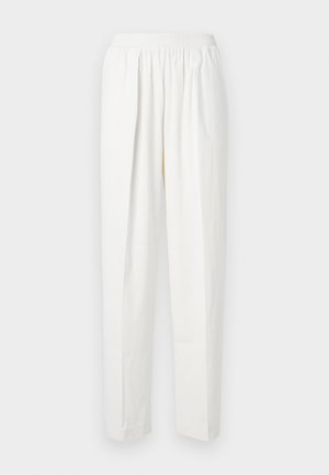 Λευκά παντελόνια με ελαστική μέση και ίσια γραμμή, κατασκευασμένα από μαλακό υλικό και με διακριτικές πιέτες μπροστά για επιπλέον υφή και λεπτομέρεια σχεδίασης.