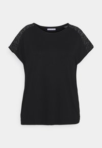 Camiseta negra de manga corta con escote redondeado y panel de malla texturizada en los hombros, confeccionada en suave tejido de punto.