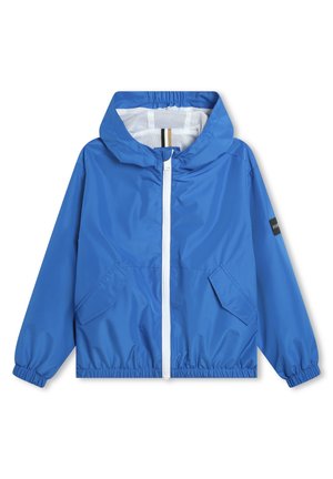 Giacca a vento blu con cappuccio, polsini elastici, tasche frontali e una cerniera bianca; presenta un rivestimento in rete con un dettaglio a righe.