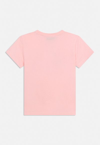 Απλό ροζ κοντομάνικο t-shirt με στρογγυλή λαιμόκοψη, εμφανίζεται από πίσω σε λευκό φόντο.