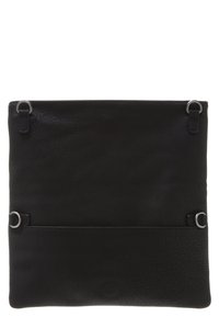 Czarna skórzana kopertówka o gładkiej fakturze, z srebrnymi akcentami metalowymi oraz mocowaniami paska u góry i u dołu.