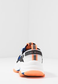 Sneakers chunky con tomaia in mesh bianco, dettagli neri e accenti vivaci arancioni e blu. Caratterizzate da una suola testurizzata e logo sul tallone.