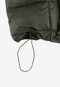 Dół kurtki o marszczonym kroju z ściągaczem w kolorze ciemnej zieleni, wykonany z gładkiej, teksturowanej tkaniny o delikatnym połysku.