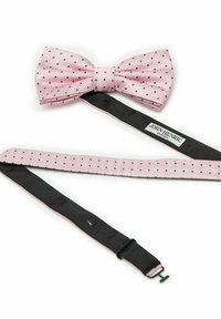 Rosa prickig fluga gjord av texturerat tyg, med svart justerbart band och spänne, som har en logotags. 