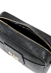 Portafoglio in pelle nera con texture e zip dorata. L'interno è foderato e presenta una tasca frontale con un accento del logo.