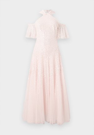 Pink gulvlængde kjole med halterneck og kold skulder-design. Har pynt og en tylskørt med lagdelt tekstur.