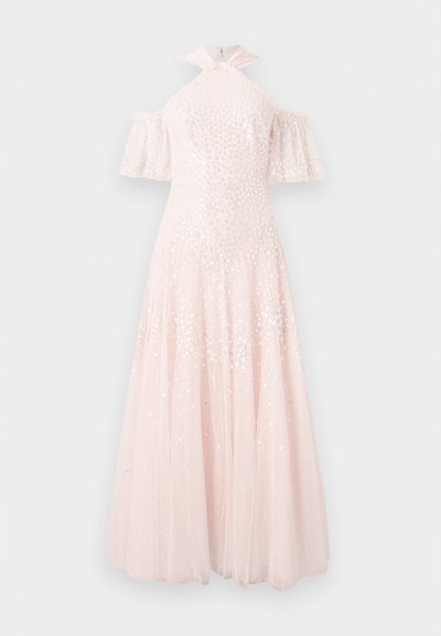 Ροζ φόρεμα μήκους μέχρι το πάτωμα με λαιμόκοψη halter και σχέδιο με ανοιχτούς ώμους. Διαθέτει διακοσμητικά και φούστα από τούλι με στρωματοποιημένη υφή.