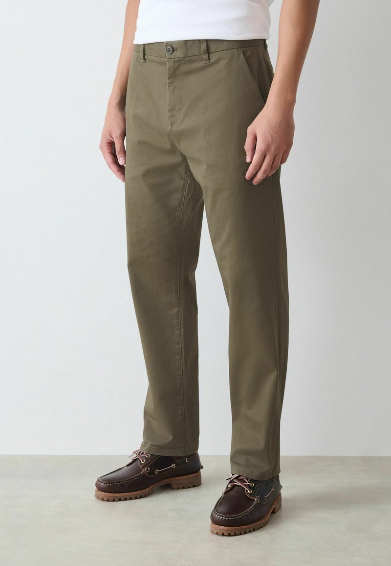 Pantalones caqui con un corte recto, elaborados en una tela de algodón duradera, con cierre de botón y dos bolsillos laterales.
