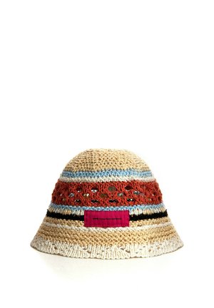 Sombrero tipo bucket de crochet con rayas beige, azul, blanco, negro y naranja-rojo y una pequeña etiqueta rectangular de tela rosa en la parte delantera.