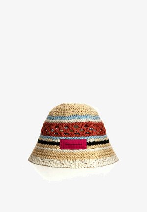 Sombrero tipo bucket de crochet con rayas beige, azul, blanco, negro y naranja-rojo y una pequeña etiqueta rectangular de tela rosa en la parte delantera.