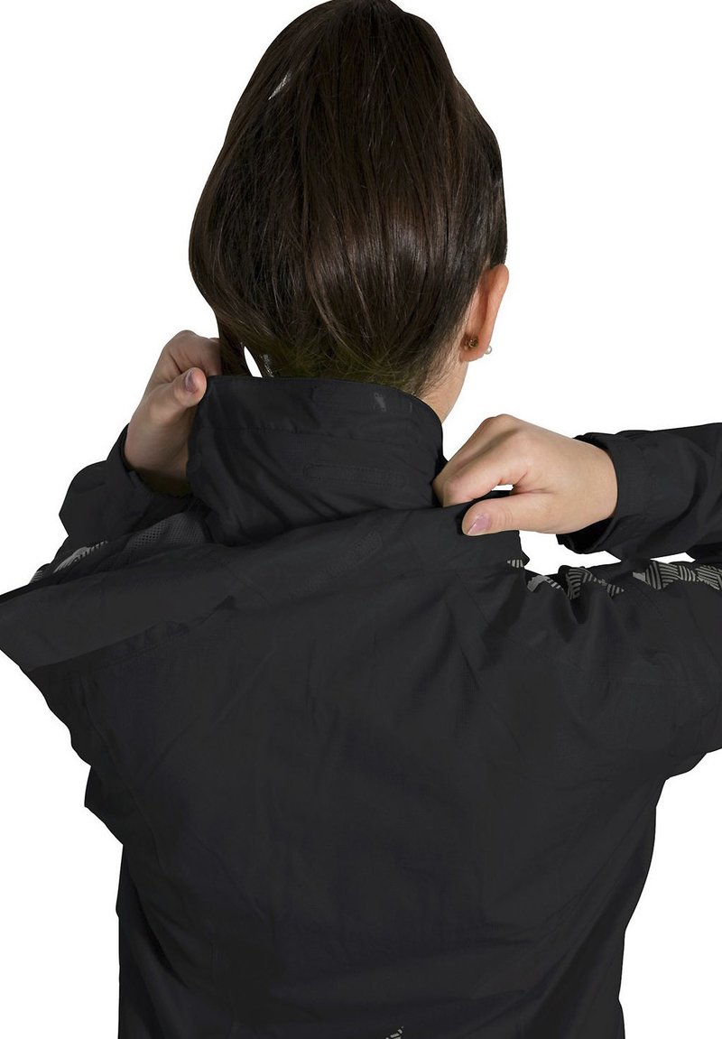 Zwarte windbreaker jas met een hoge kraag, voorzien van reflecterende accenten en een gestructureerde afwerking. Ontworpen voor buitensportactiviteiten.