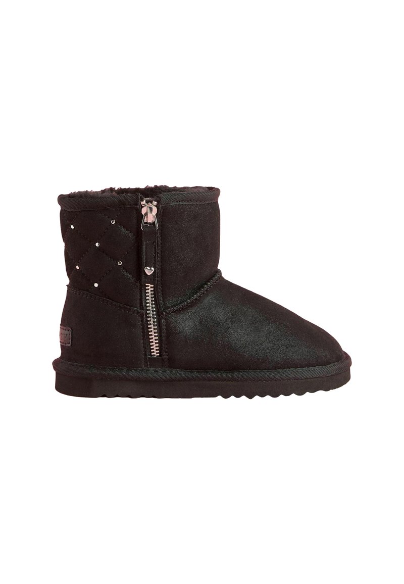 Botas de tobillo de ante negro con cierre de cremallera lateral, patrón acolchado adornado con pequeñas tachuelas metálicas y un forro interior suave.