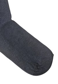 Calzino grigio scuro realizzato in tessuto a coste; presenta una punta arrotondata e una texture liscia. Nessun motivo o accento visibile.