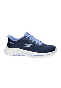 Skechers hardloopschoen in marineblauw en lichtblauw mesh met een witte middenzool. Voorzien van veters, logodetail en een dempende zool.
