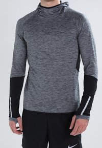 Langärmliges Sportoberteil in Dunkelgrau und Schwarz, mit Kapuze, strukturiertem Stoff und Akzentstreifen an den Bündchen für bessere Sichtbarkeit.