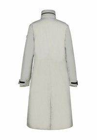 Abrigo largo de color gris claro con cuello alto, ribetes negros en los puños y el cuello, detalle elástico en las muñecas y abertura en la parte posterior.