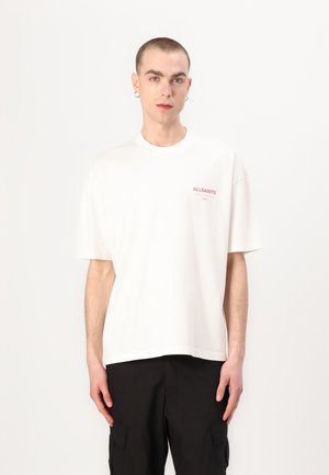 Tricou alb din bumbac, cu mâneci scurte, guler rotund și logo-ul roșu "ALLSAINTS" pe pieptul stâng. Poartă-l cu pantaloni cargo negri.