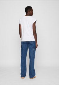 Mister Tee FLOWERS UNITE - T-shirts med print - white