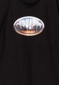 Czarny T-shirt z metalicznym srebrnym owalnym logo z napisem "CARHARTT" w pogrubionych, stylizowanych literach z efektem gradientu.