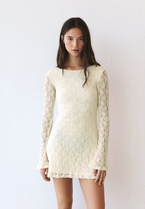 PULL&BEAR SHORT LACE WITH LONG SLEEVES - Robe en jersey - beige