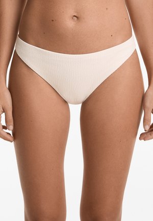 Slip bikini color crema con tessuto testurizzato. Presenta una vestibilità bassa e una cintura larga, evidenziando una finitura liscia e un design minimale.