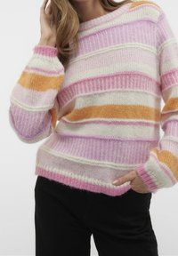 Mehrfarbiger gestreifter Pullover aus weichem, flauschigem Material. Mit pinken, weißen und orangen Streifen sowie gerippten Bündchen und Saum. Runder Halsausschnitt.