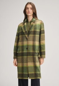 Mischwollmantel mit einem Karomuster in Grün-, Beige- und Brauntönen, mit einem einzelnen Knopfverschluss und zwei vorderen Taschen.