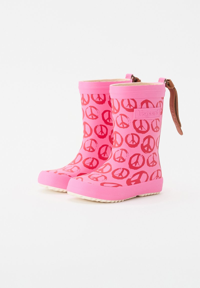 Rosa Gummiregenstiefel mit einem Friedenssymbol-Muster in dunklerem Rosa, verfügt über eine strukturierte Sohle, ein geprägtes Logo und eine Lederakzent an der Ferse.