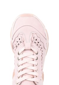 Zapatillas de ante rosa con un intrincado diseño trenzado en la lengüeta, cordones redondos, ojales plateados y una suela de goma texturizada.